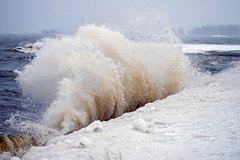 Тело первого погибшего члена экипажа Ми-8 подняли со дна Онежского озера